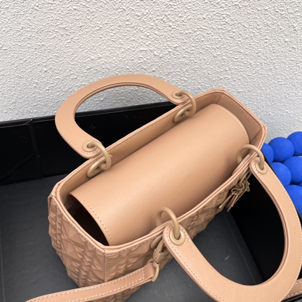 ディオールバッグ着用イメージ